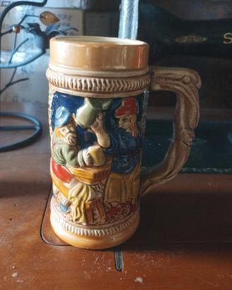 boccale in ceramica decorata a rilievo