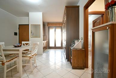 Primo piano con 2 posti auto