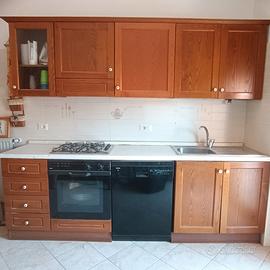 Cucina con ante in legno
