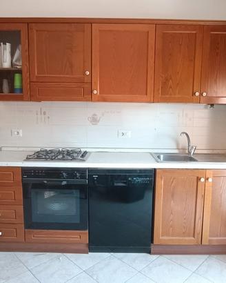 Cucina con ante in legno
