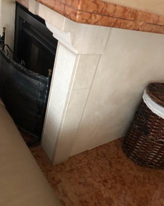 Camino rivestito con marmi pregiati