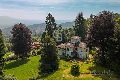 Villa di 450 m² con più di 5 locali e box auto a G