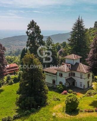Villa di 450 m² con più di 5 locali e box auto a G