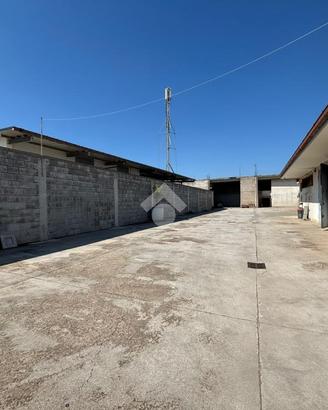 NEGOZIO A VILLA LITERNO