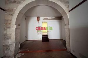 Particolare locale commerciale in pietra