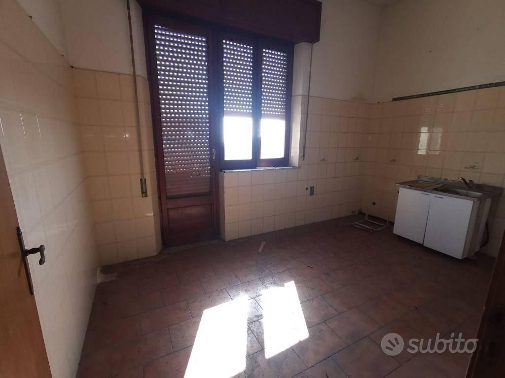 Villa di 200 m² con più di 5 locali a Riposto - Vista 4