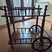 Carrello in legno vintage con ruote.