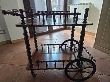 Carrello in legno vintage con ruote.
