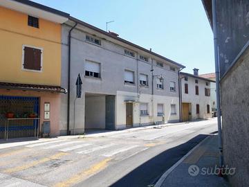 GRANDE MONOCAMERA CON MANSARDA E TERRENO: l'inv...