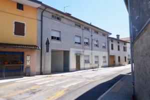 GRANDE MONOCAMERA CON MANSARDA E TERRENO: l'inv...