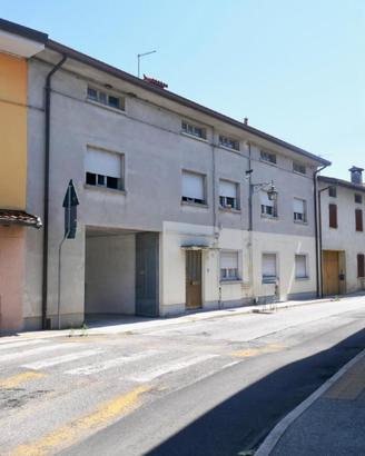 GRANDE MONOCAMERA CON MANSARDA E TERRENO: l'inv...