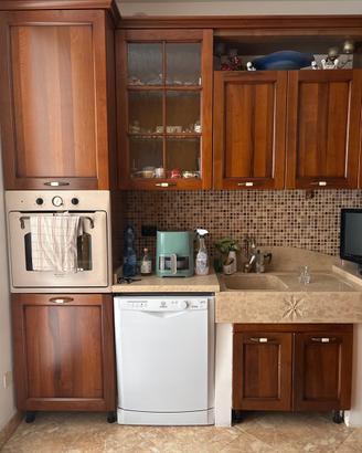 Cucina in legno e marmo