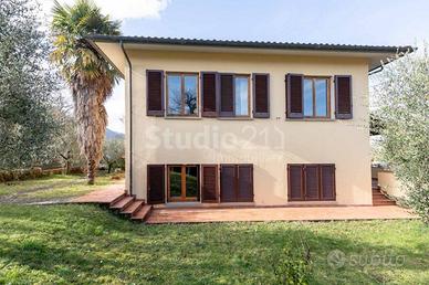 Villa di 300 m² con più di 5 locali e box auto a F