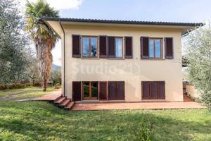 Villa di 300 m² con più di 5 locali e box auto a F