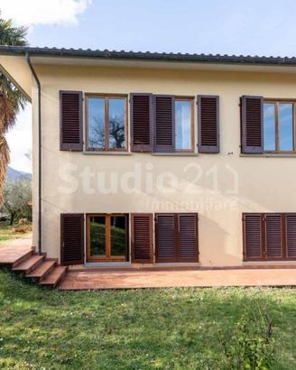 Villa di 300 m² con più di 5 locali e box auto a F