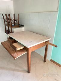 Tavolo con piano in marmo
