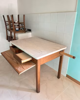 Tavolo con piano in marmo