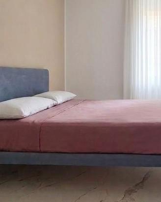 LETTO MATRIMONIALE CON TESTIERA IN MICROFIBRA