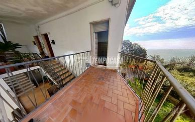 APPARTAMENTO SENZA CONDOMINIO CON DUE CAMERE E SOF