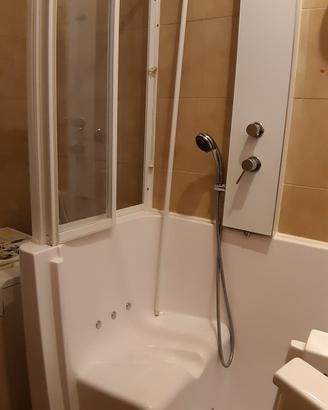 vasca da bagno con porta
