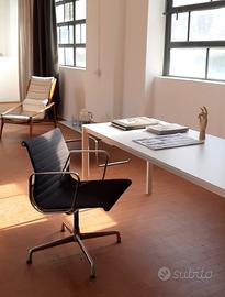 Postazione scrivania in coworking studio ufficio