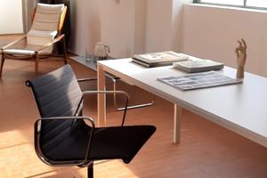 Postazione scrivania in coworking studio ufficio