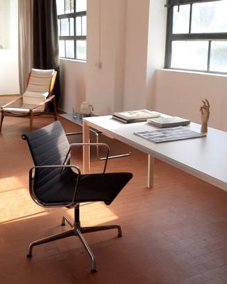 Postazione scrivania in coworking studio ufficio