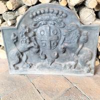 Piastra da camino antica in ghisa 