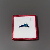 Anello con pietra blu marino