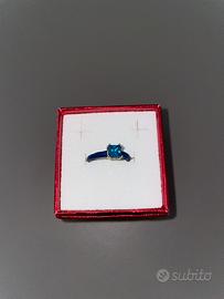 Anello con pietra blu marino