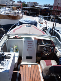 Barca semicabinata con fuoribordo 8 metri