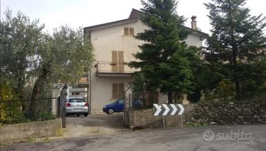 Villetta bifamiliare con giardino privato
