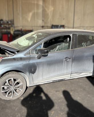RENAULT CLIO 1.2B - ANNO 2018 - PER RICAMBI