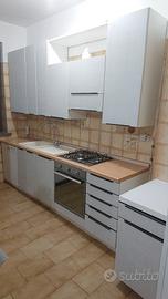 Cucina con elettrodomestici parziale 