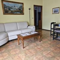 Divano in pelle con tavolino in legno abbinato