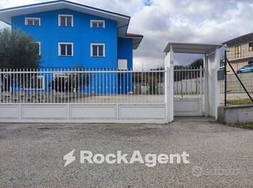 LOCALE COMMERCIALE CON AREA ESTERNA