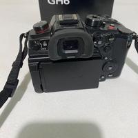 panasonic lumix gh6 con kit lenti e batterie