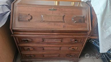 Scrittoio in legno con cassetti