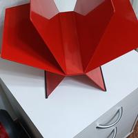 portariviste in acciaio smaltato di colore rosso ,