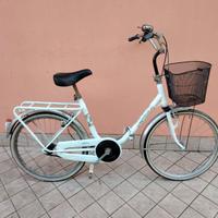 Bicicletta da 24 bianca pieghevole con cesto