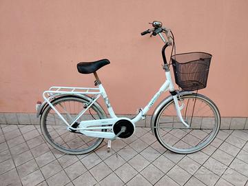 Bicicletta da 24 bianca pieghevole con cesto
