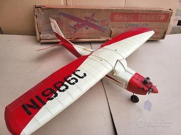 ARREO BEECRAFT PIPER con motore a scoppio in box