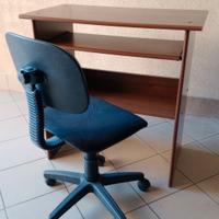scrivania con sedia 