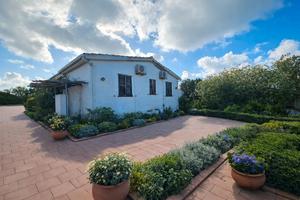 Casa indipendente con 5000 mq di terreno