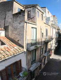Casa da ristrutturare sul Corso di Polizzi G.