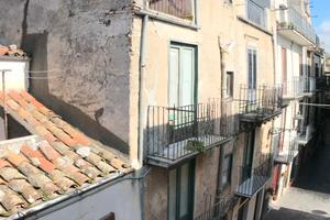 Casa da ristrutturare sul Corso di Polizzi G.