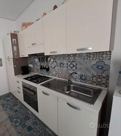 Cucina componibile con elettrodomestici