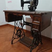Macchina da cucire antica