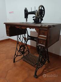 Macchina da cucire antica