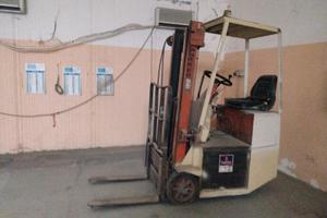 Carrello elevatore , muletto elettrico